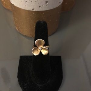 Gold and diamond flower ring.